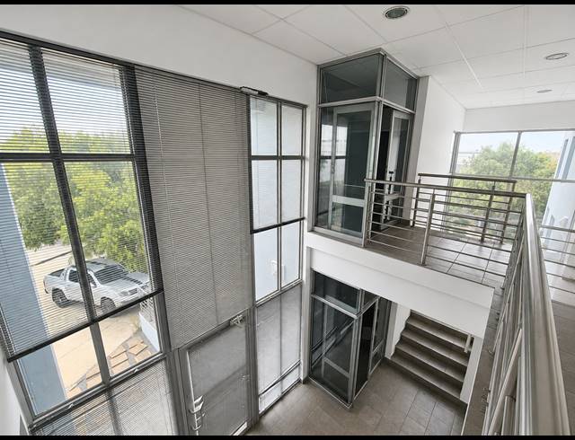 2,348M² WAREHOUSE TO LET IN LONGMEADOW